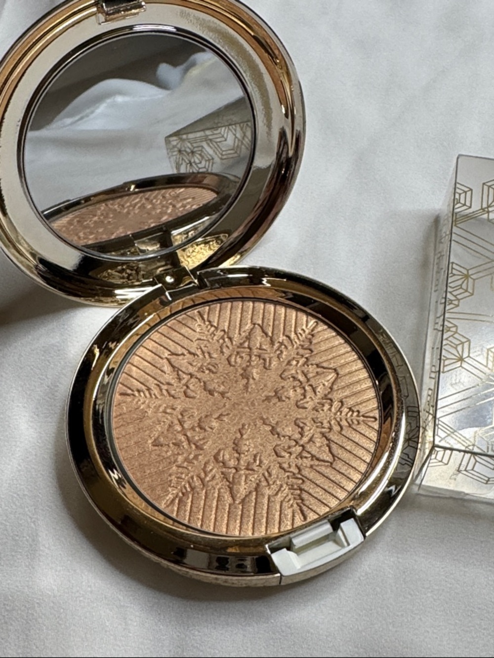 BNIB MAC Illuminating Happy Go Dazzlingly Opalescent Highlighter Warm Gold